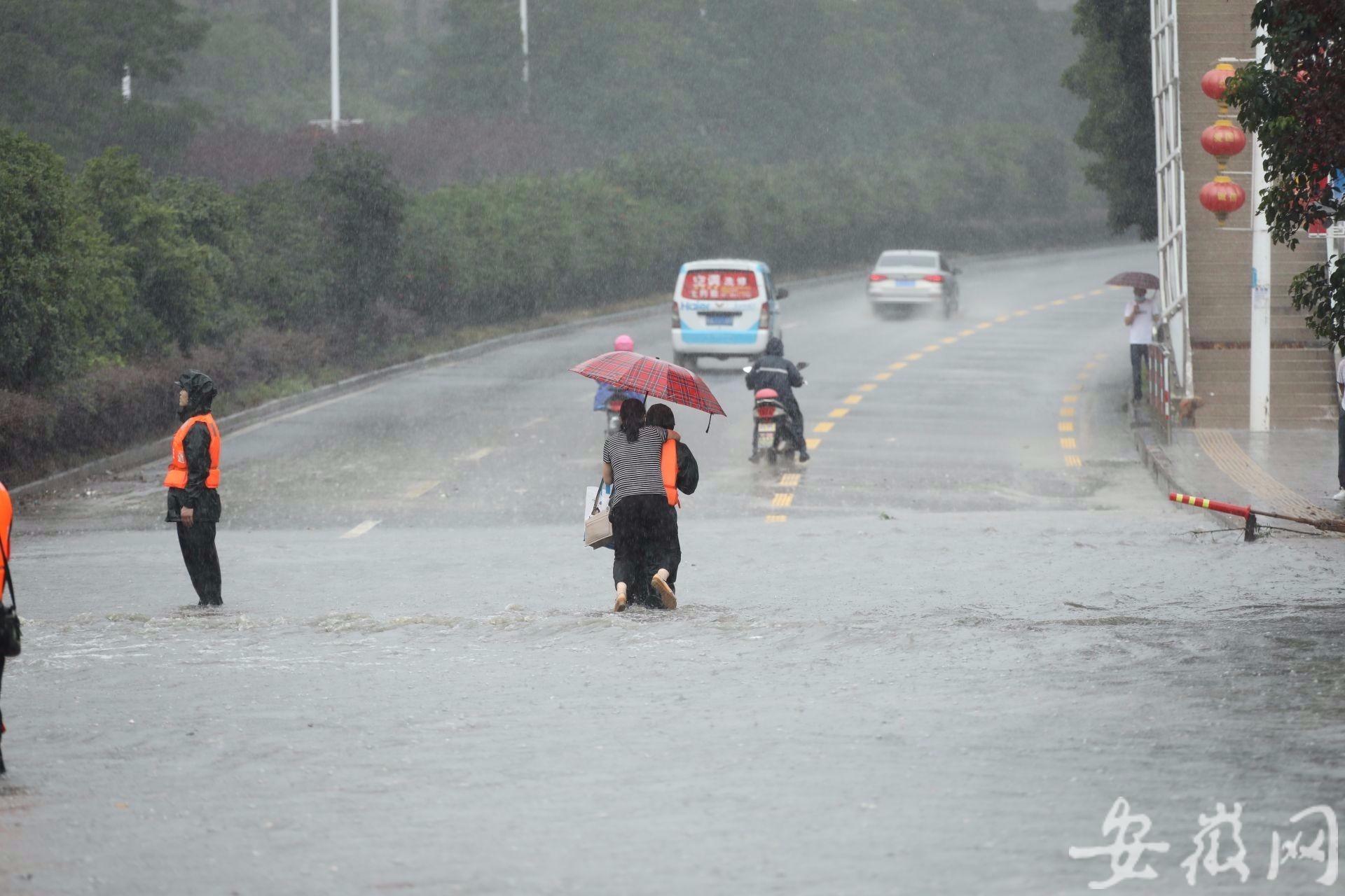 合肥積水路況實(shí)時(shí)更新，溫馨故事在雨中傳遞